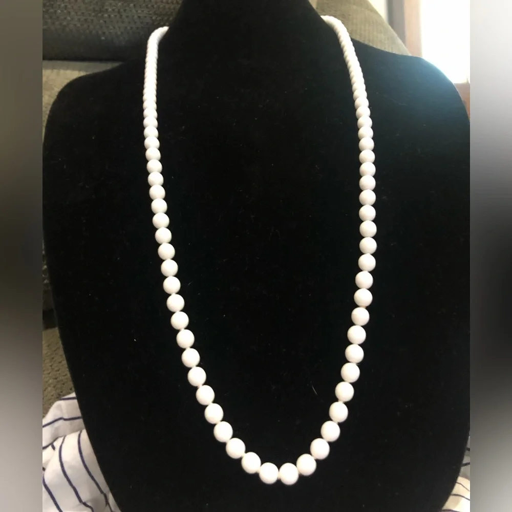Rare Milk Glass Beads Classic Vintage jewellery knotted Necklace strand - Picture 2 of 14
